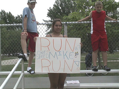 Fans cheer on Mike Lemponen - The Fastest Man